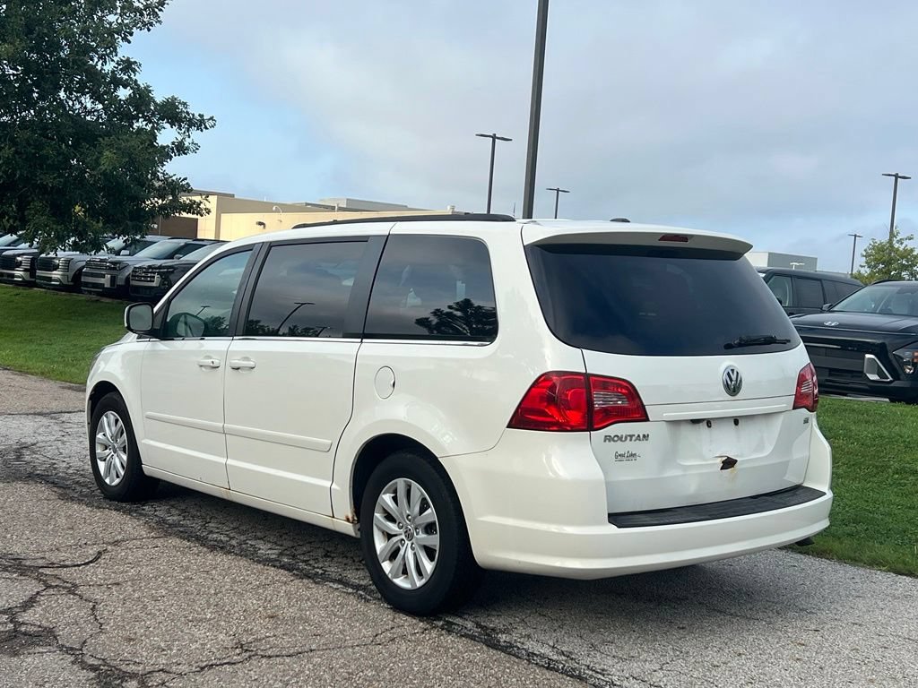 Used 2012 Volkswagen Routan SE FWD image 3