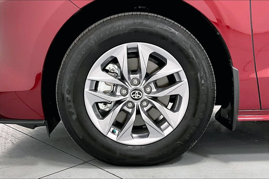 Used 2026 Toyota Sienna XLE FWD image 10