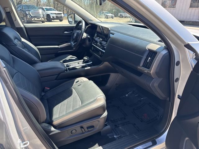 Used 2023 Nissan Pathfinder Platinum AWD/4WD image 17