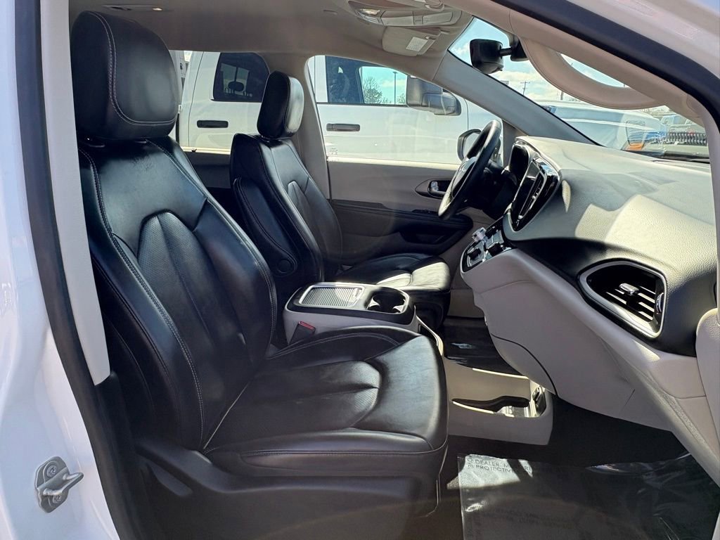 Certified 2023 Chrysler Pacifica Touring-L FWD image 17