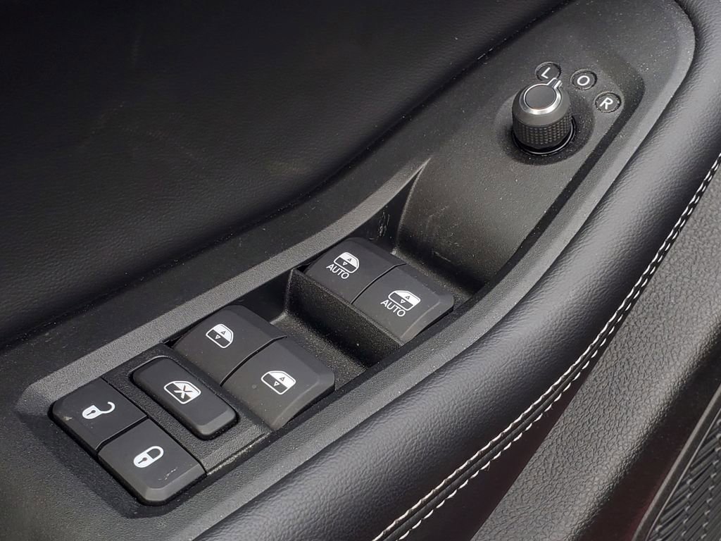 Used 2024 Jeep Grand Cherokee Laredo image 13