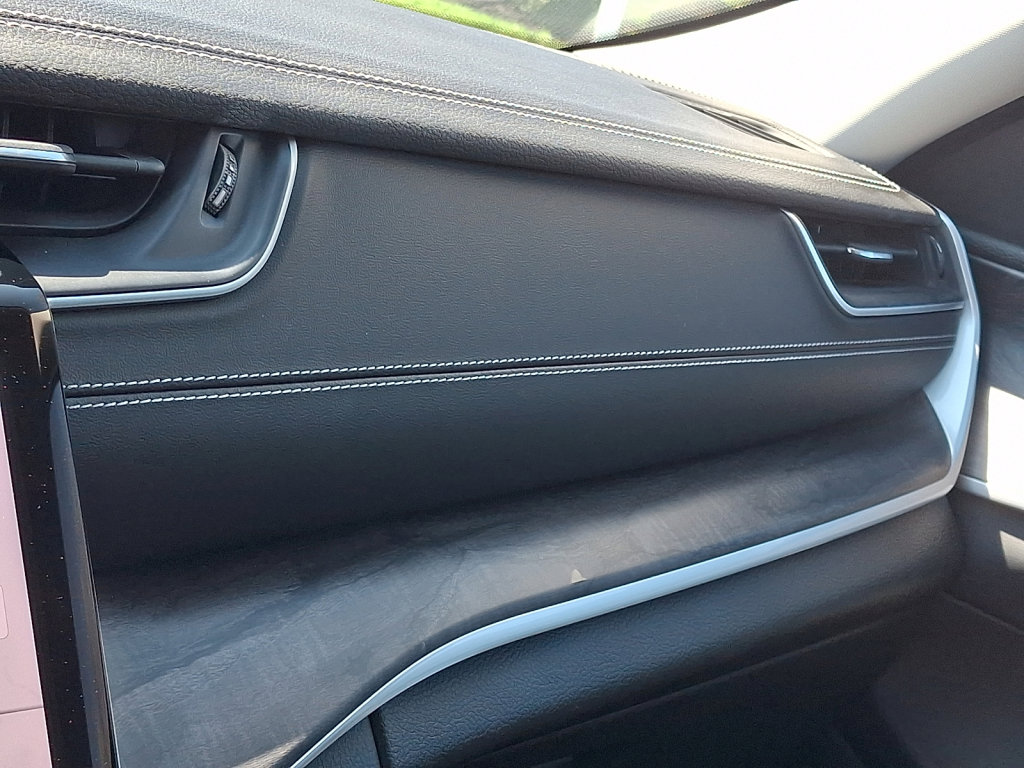 Used 2023 Jeep Grand Cherokee Limited image 31