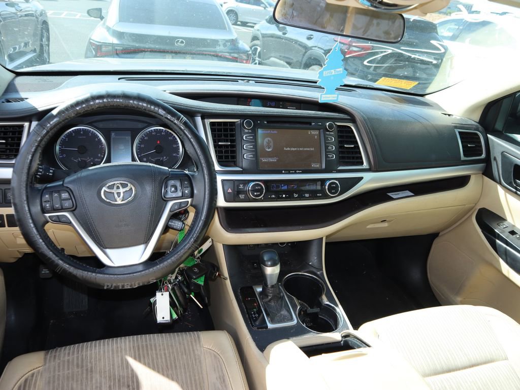 Used 2018 Toyota Highlander Plus FWD image 7