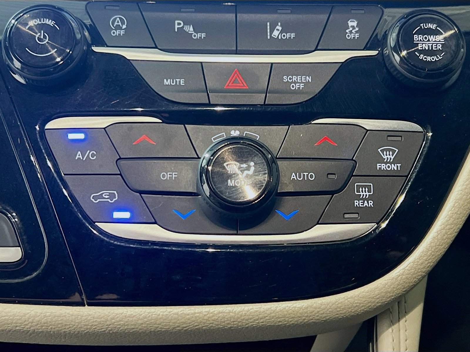 Used 2021 Chrysler Pacifica Limited AWD/4WD image 12