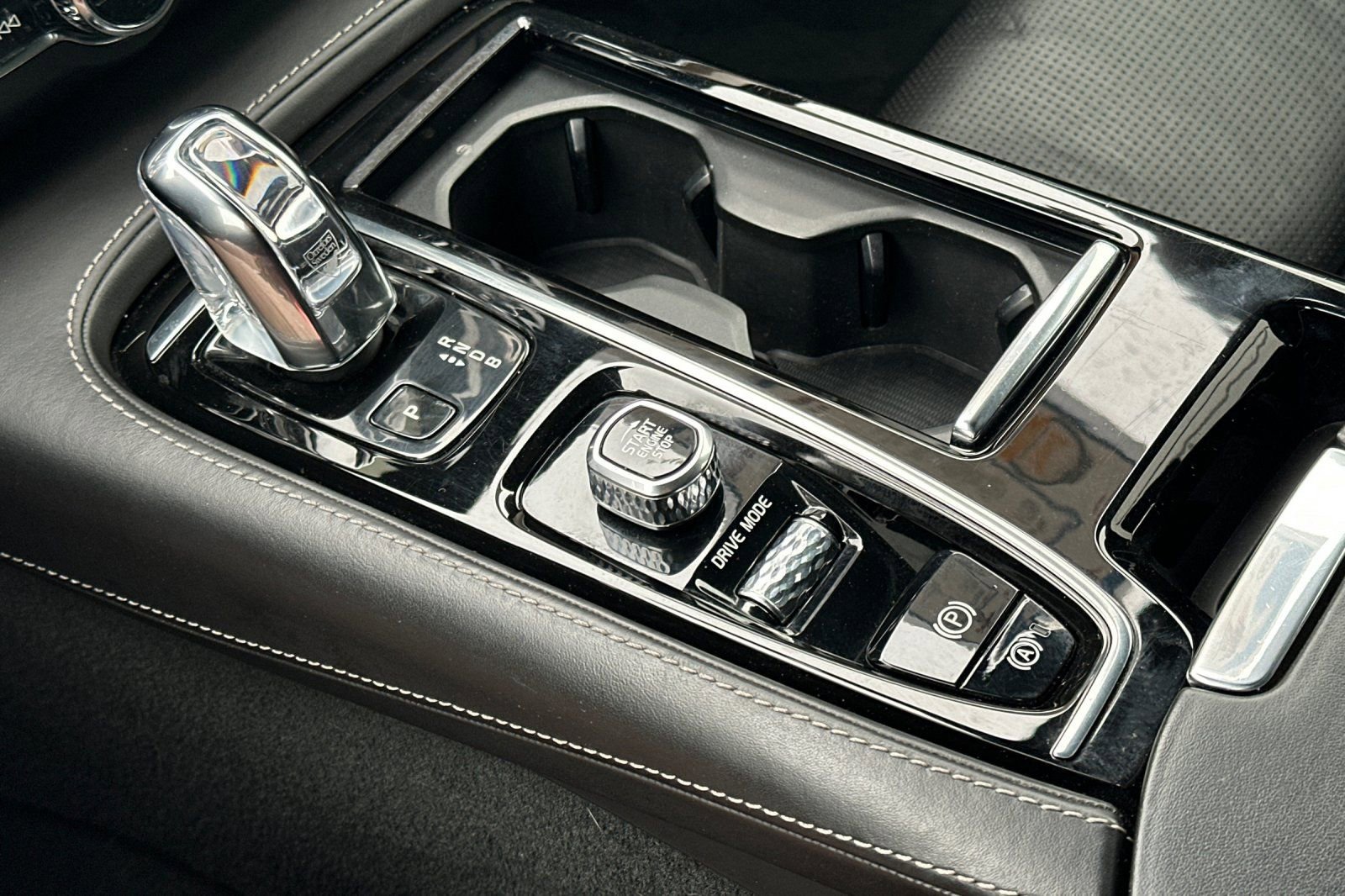 Used 2018 Volvo S90 T8 Inscription w/ Convenience Package image 21