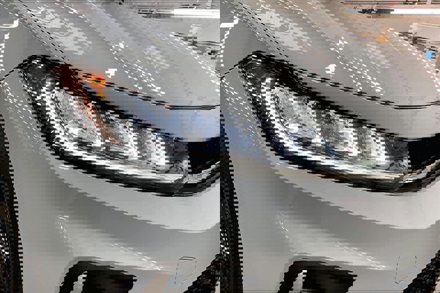 Used 2025 Volkswagen Jetta SE w/ Black Wheel Package image 30