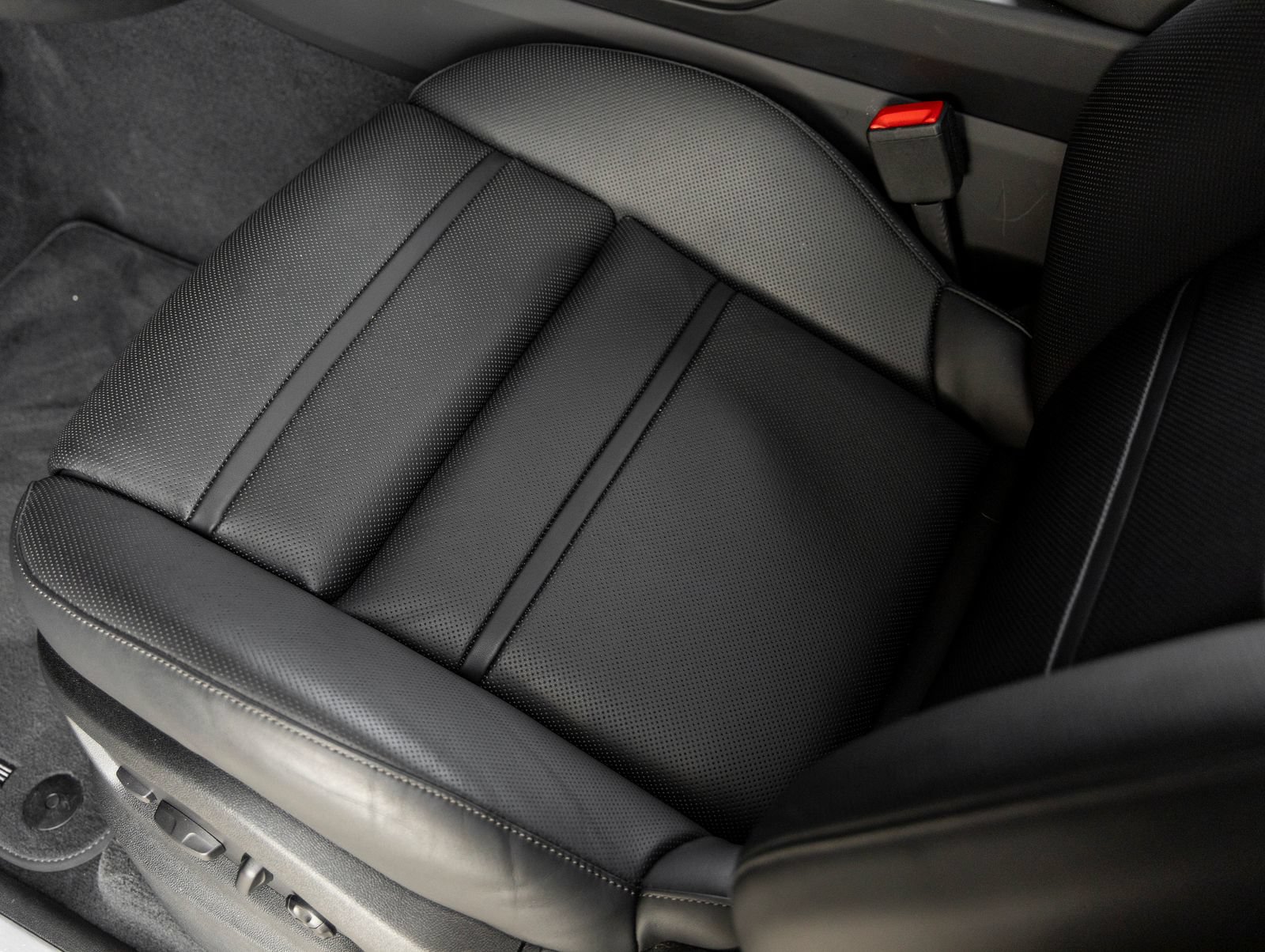 Certified 2025 Porsche Cayenne S AWD/4WD image 22