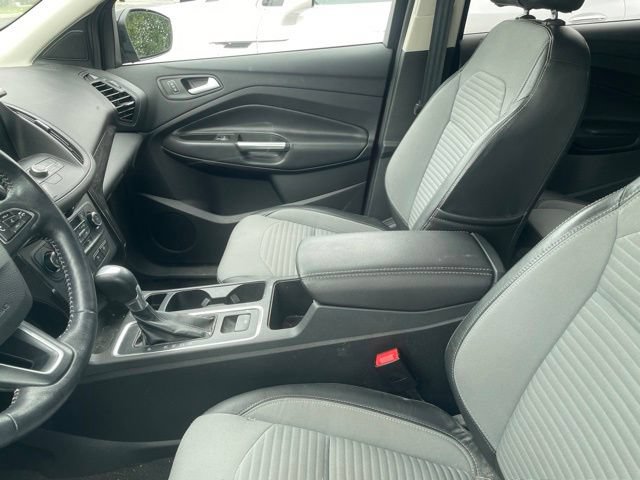 Used 2017 Ford Escape SE w/ Equipment Group 201A AWD/4WD image 2