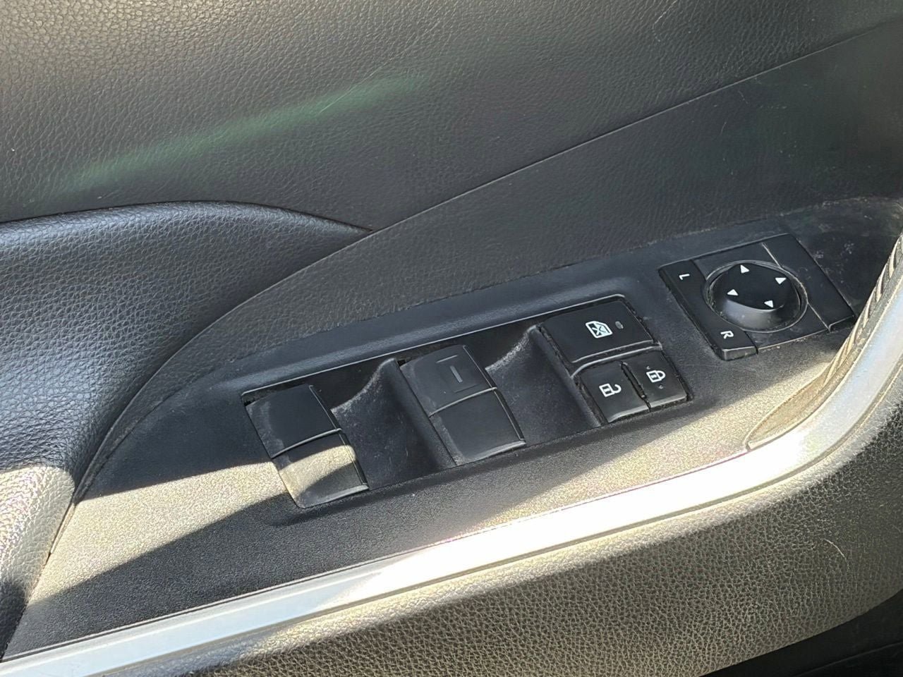 Used 2022 Toyota RAV4 LE AWD/4WD image 5
