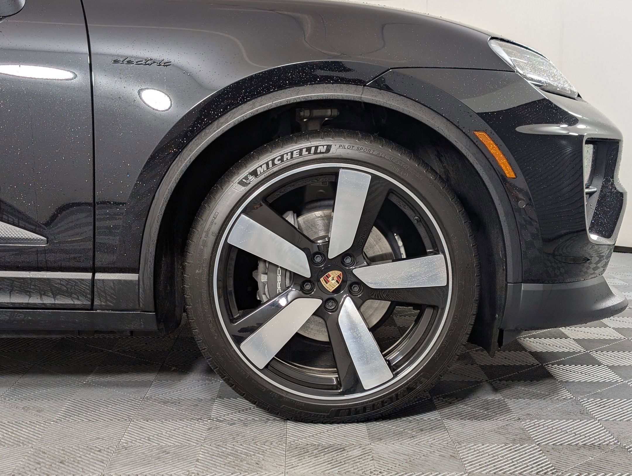 Certified 2025 Porsche Macan 4 Electric image 13