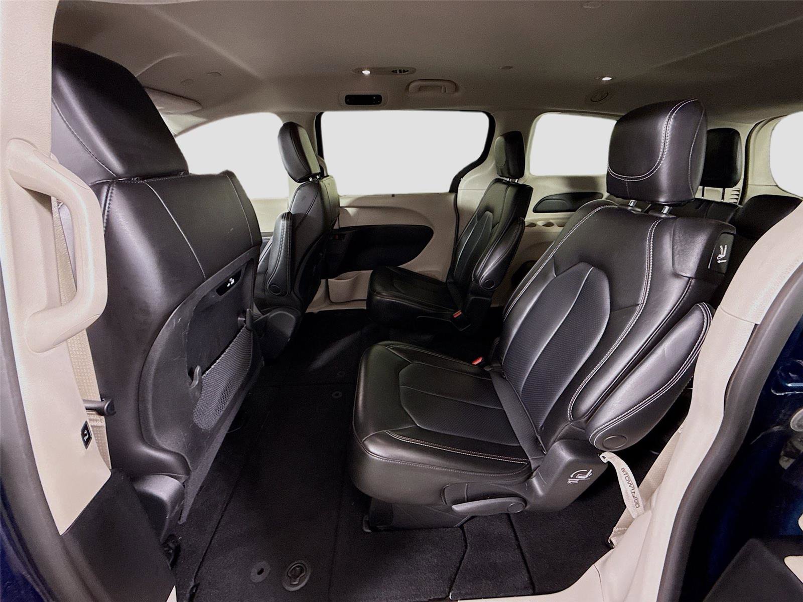 Used 2023 Chrysler Pacifica Touring-L image 16