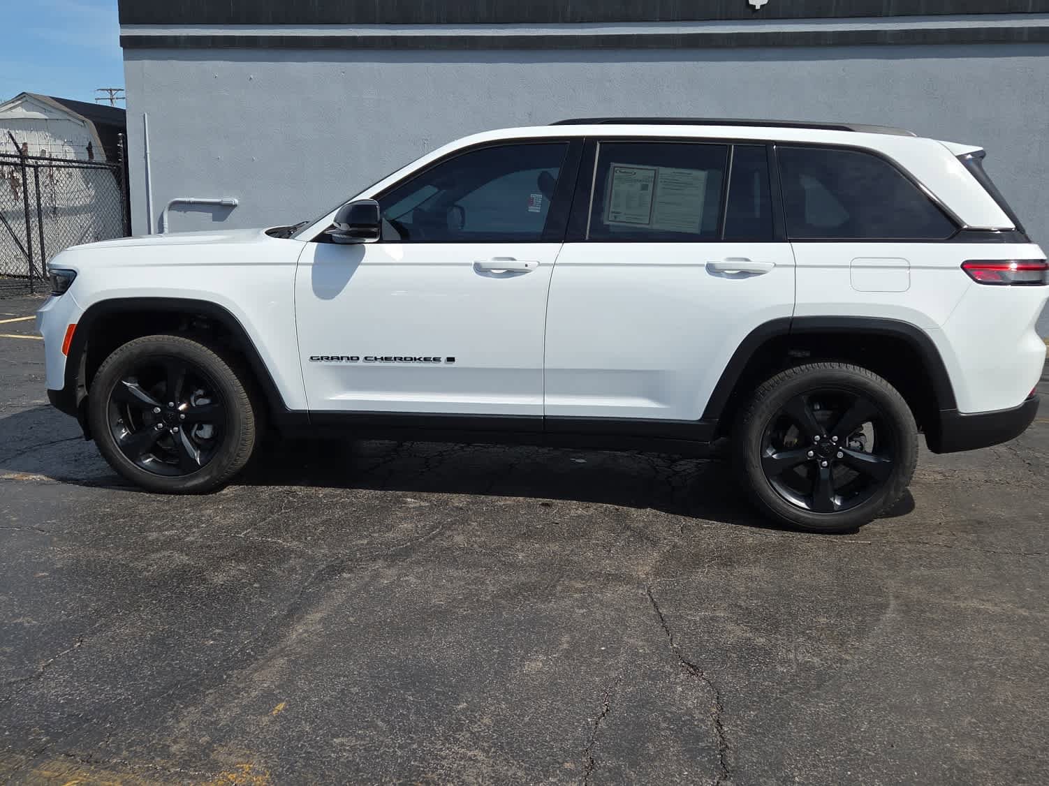 Used 2023 Jeep Grand Cherokee Limited w/ Black Appearance Package AWD/4WD image 8