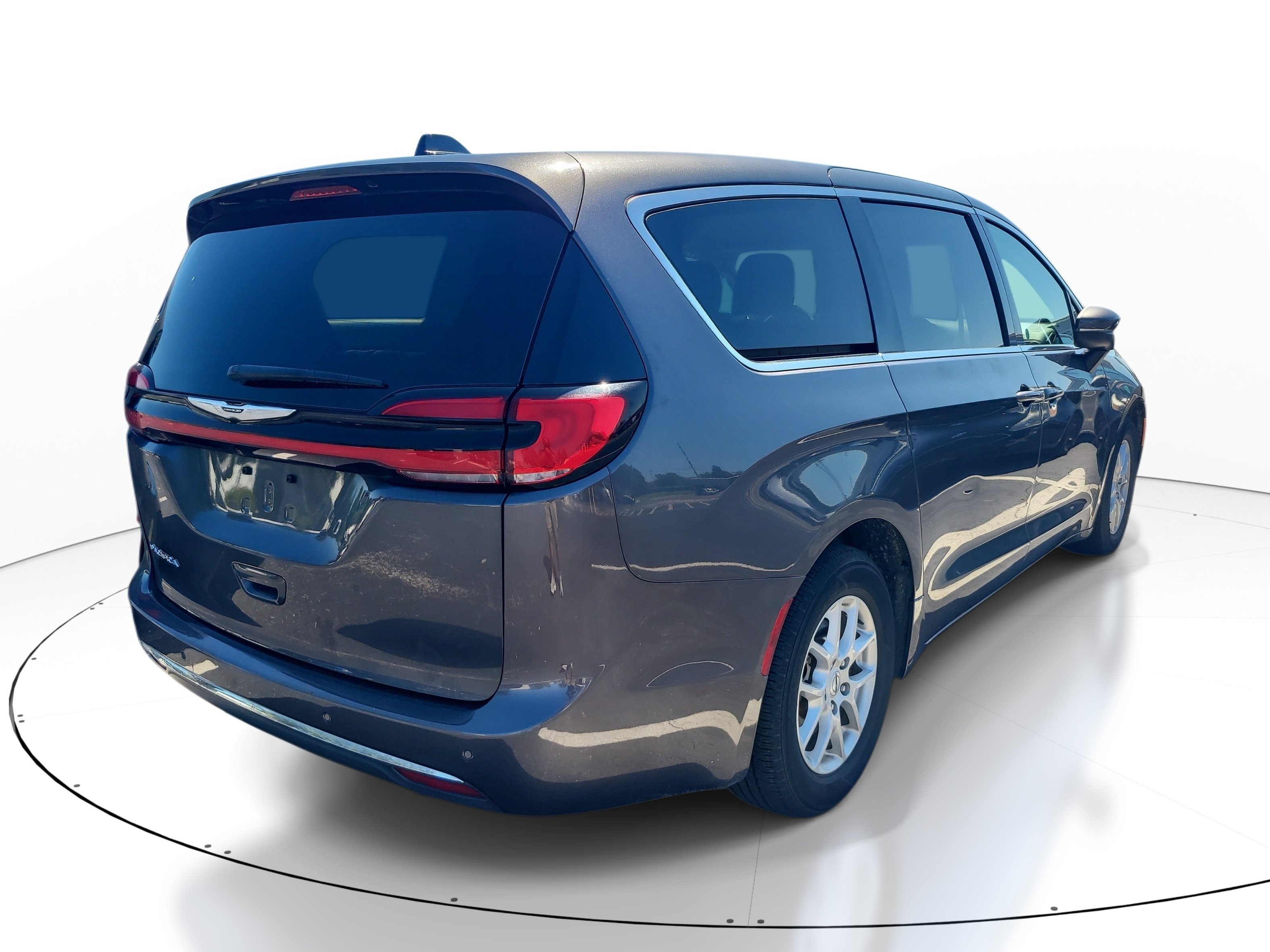 Used 2023 Chrysler Pacifica Touring-L FWD image 4