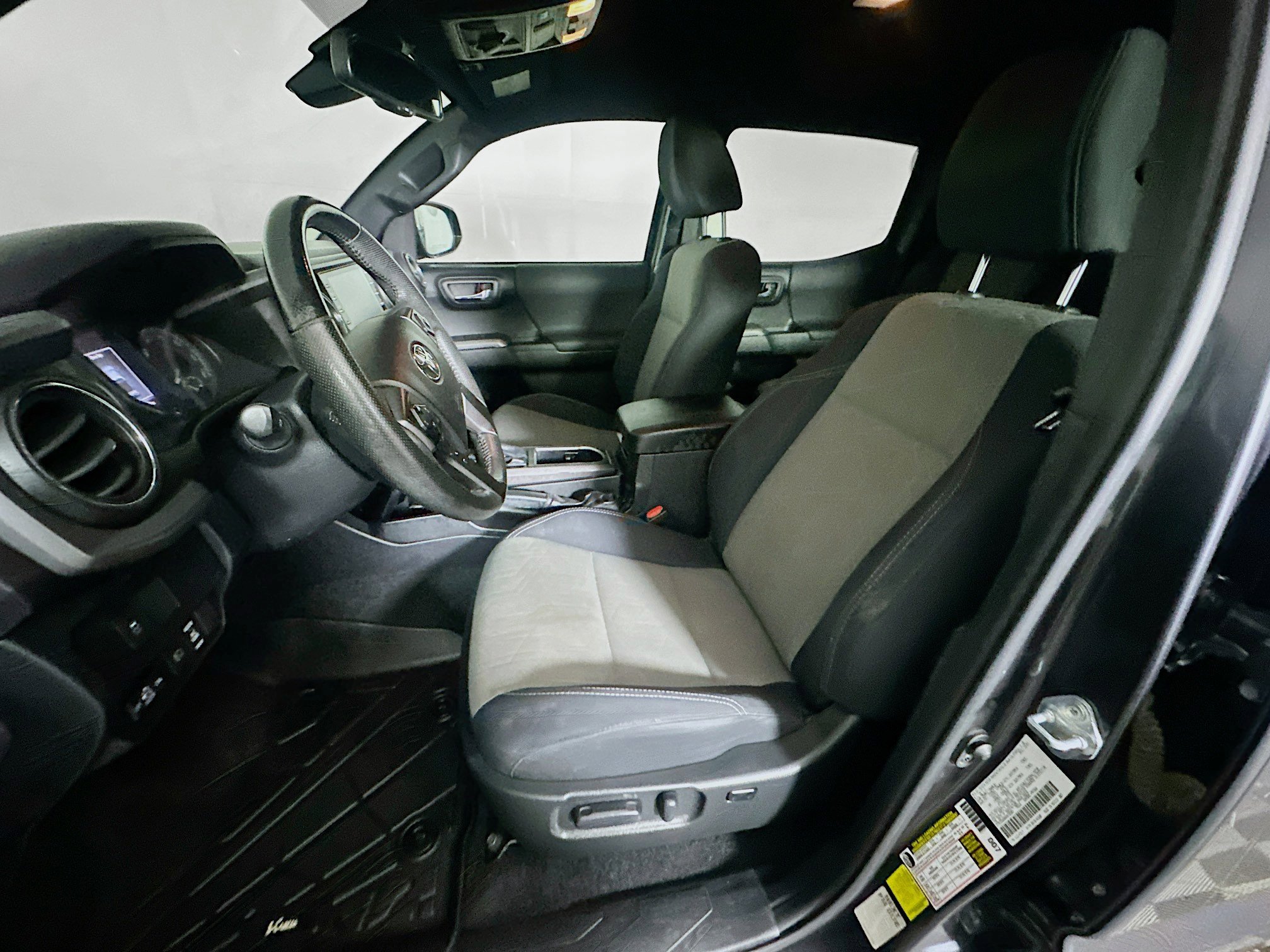 Used 2022 Toyota Tacoma TRD Off-Road image 13