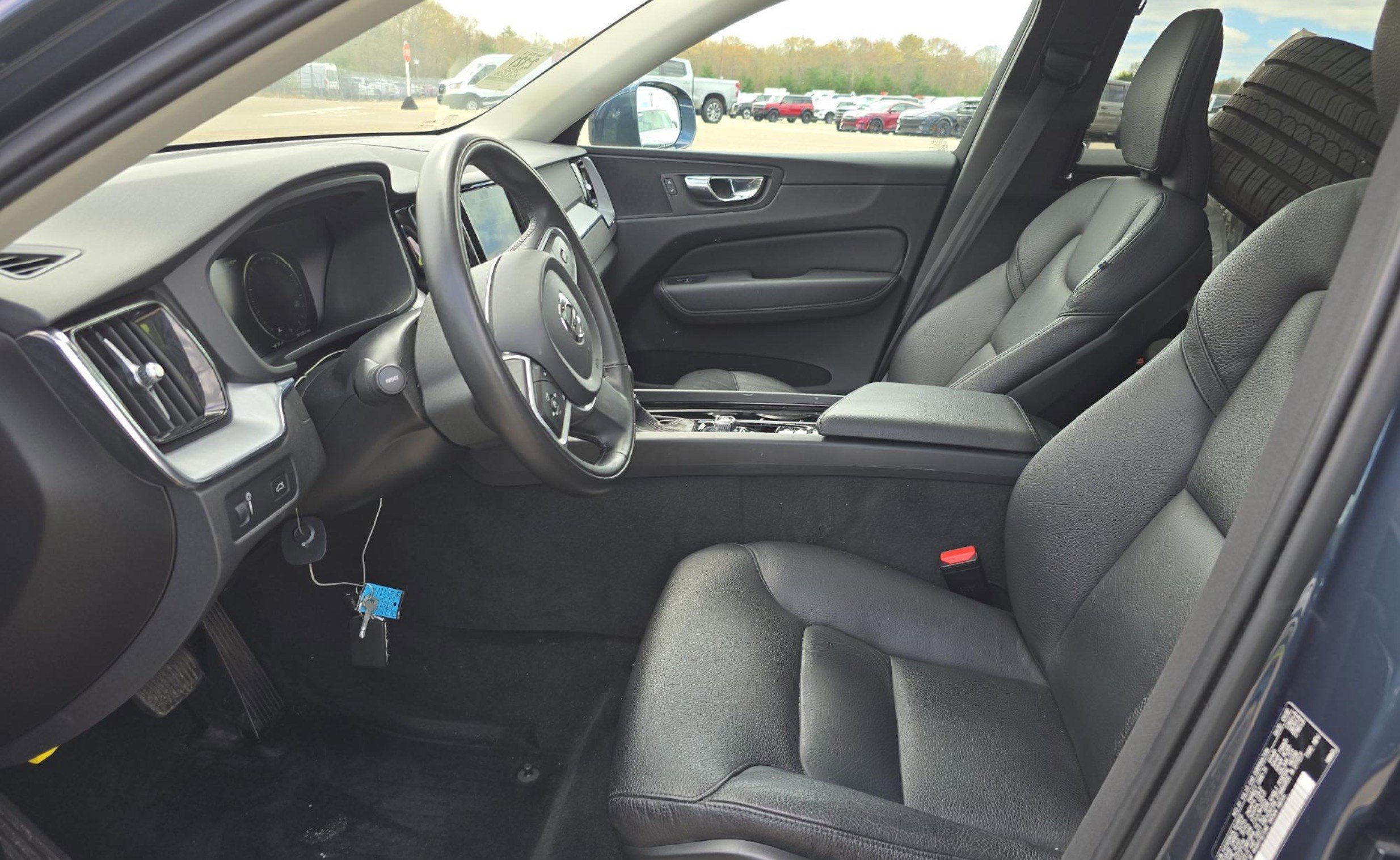 Used 2020 Volvo XC60 T5 Momentum w/ Protection Package AWD/4WD image 6