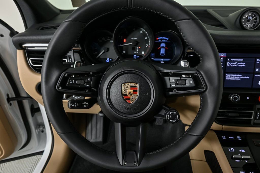 Certified 2025 Porsche Macan image 9