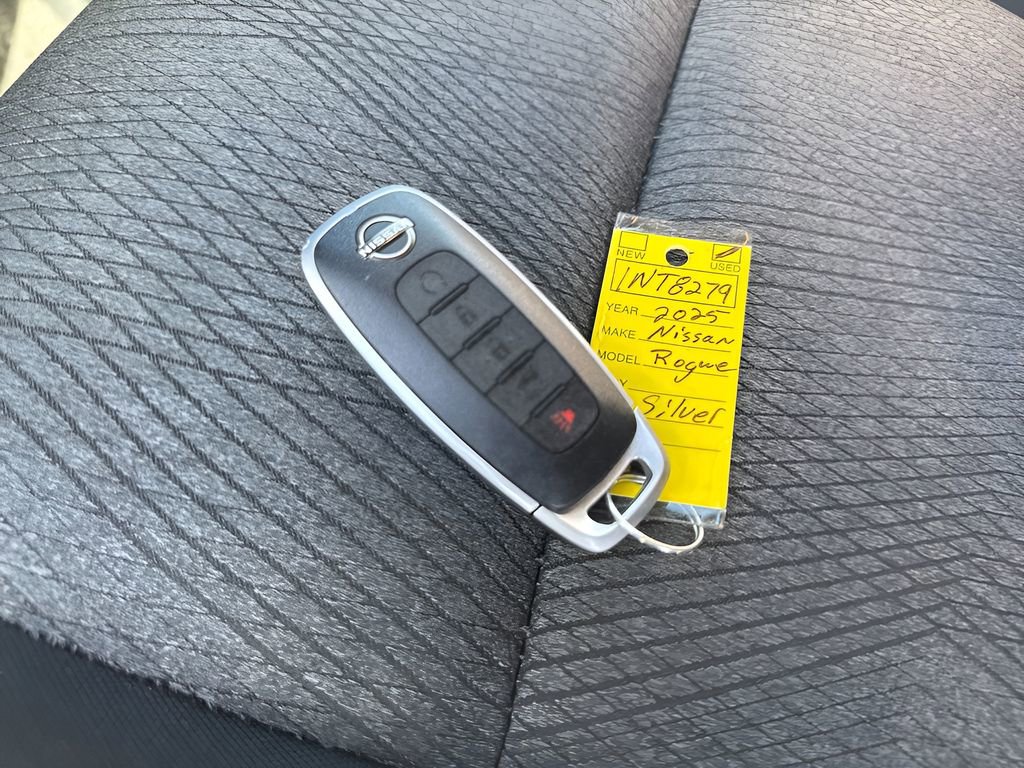 Used 2025 Nissan Rogue SV image 33