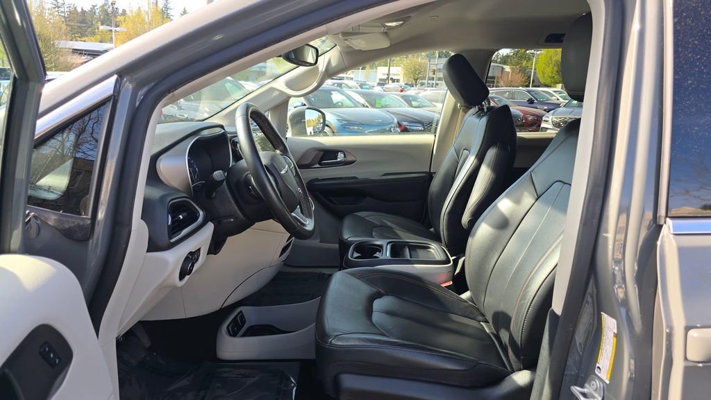 Used 2020 Chrysler Pacifica Touring-L image 21
