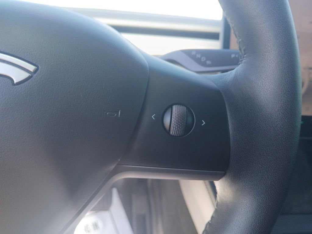 Used 2022 Tesla Model Y Long Range image 23