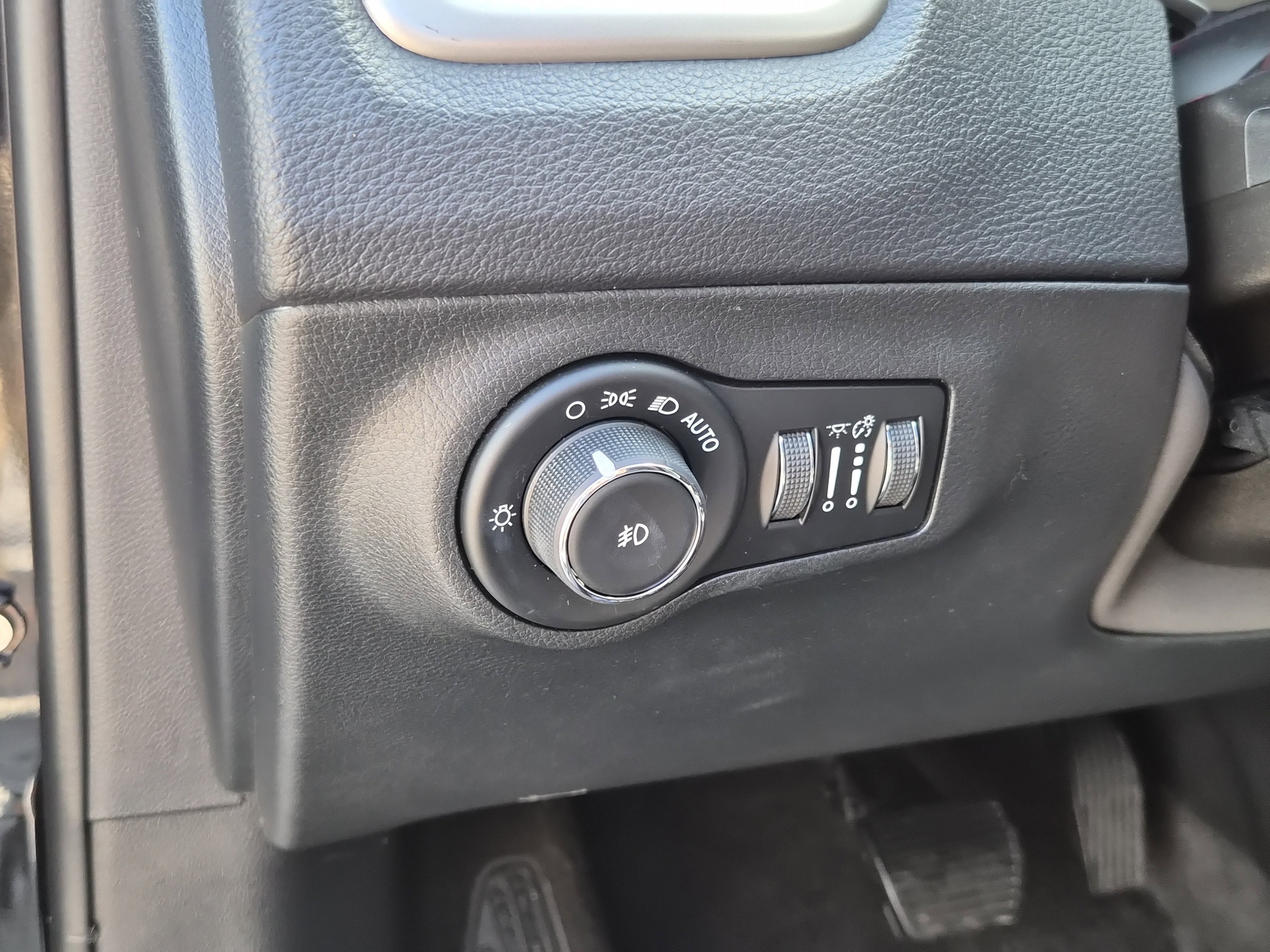 Used 2018 Jeep Compass Latitude w/ Cold Weather Group image 22