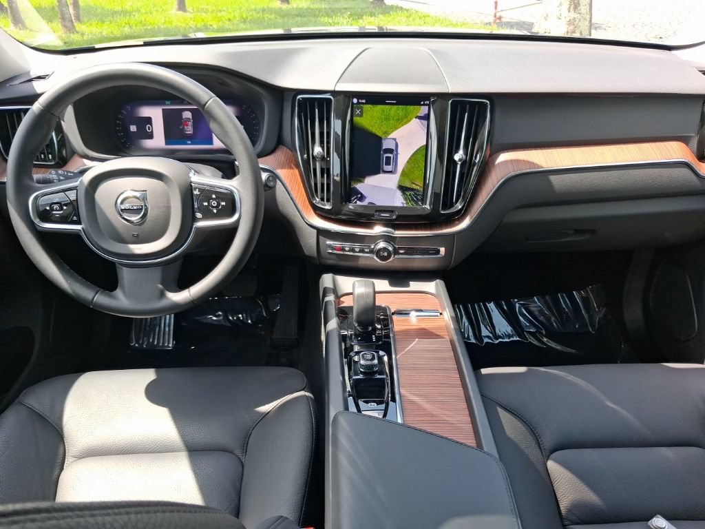 Certified 2024 Volvo XC60 B5 Plus AWD/4WD image 9