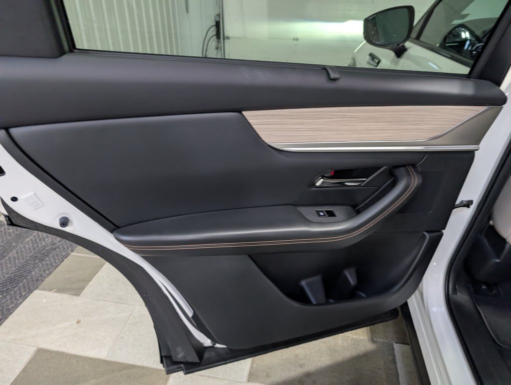 Used 2024 MAZDA CX-90 Plug-In Hybrid w/ Preferred AWD/4WD image 9