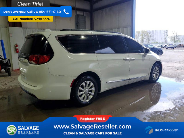 Used 2017 Chrysler Pacifica Touring-L FWD image 4