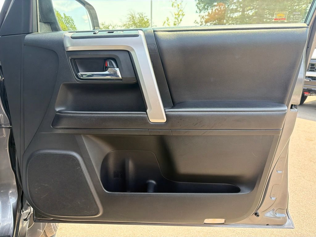 Used 2018 Toyota 4Runner SR5 AWD/4WD image 10