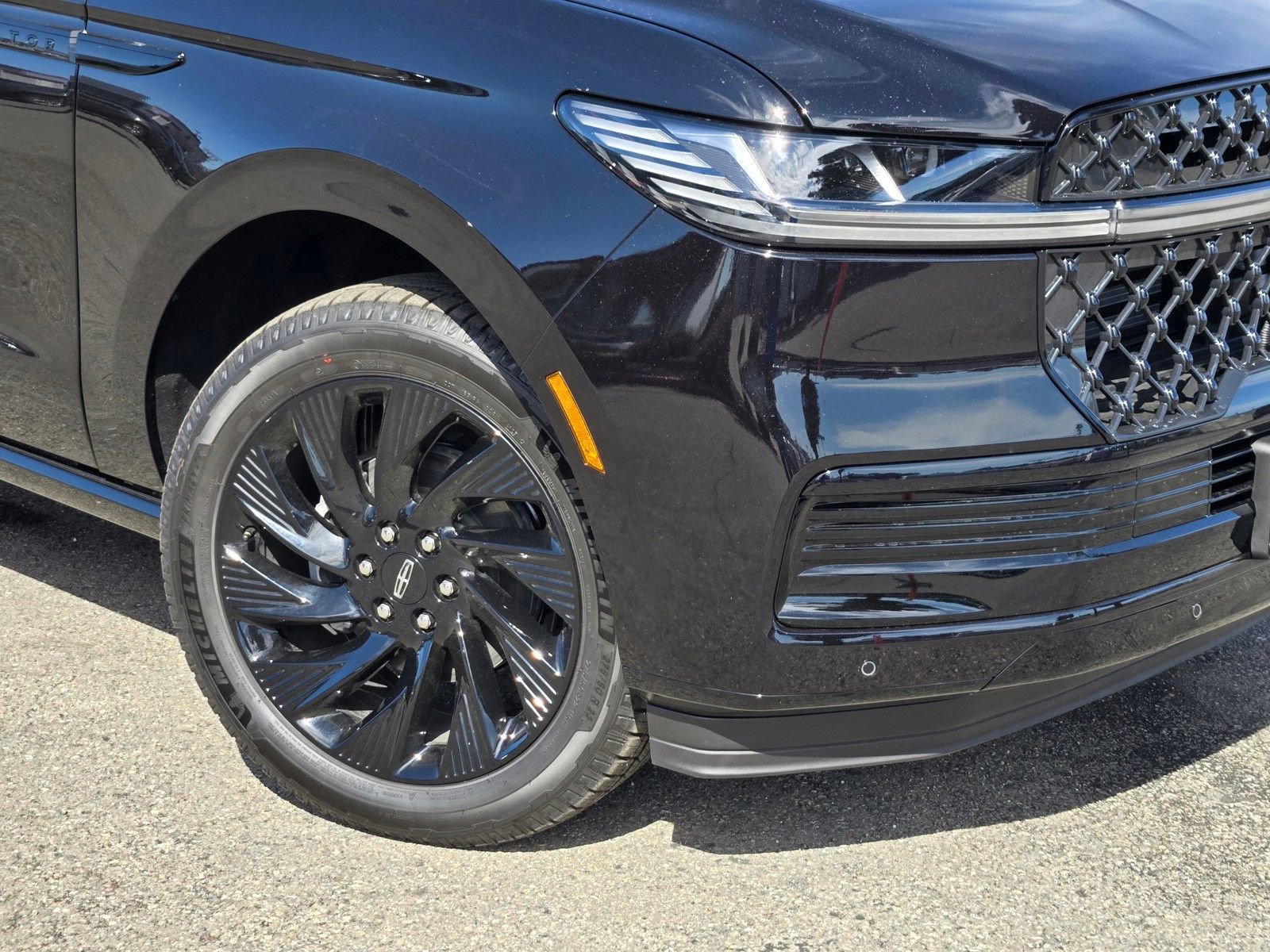 New 2026 Lincoln Navigator L Reserve w/ Jet Appearance Package AWD/4WD image 6