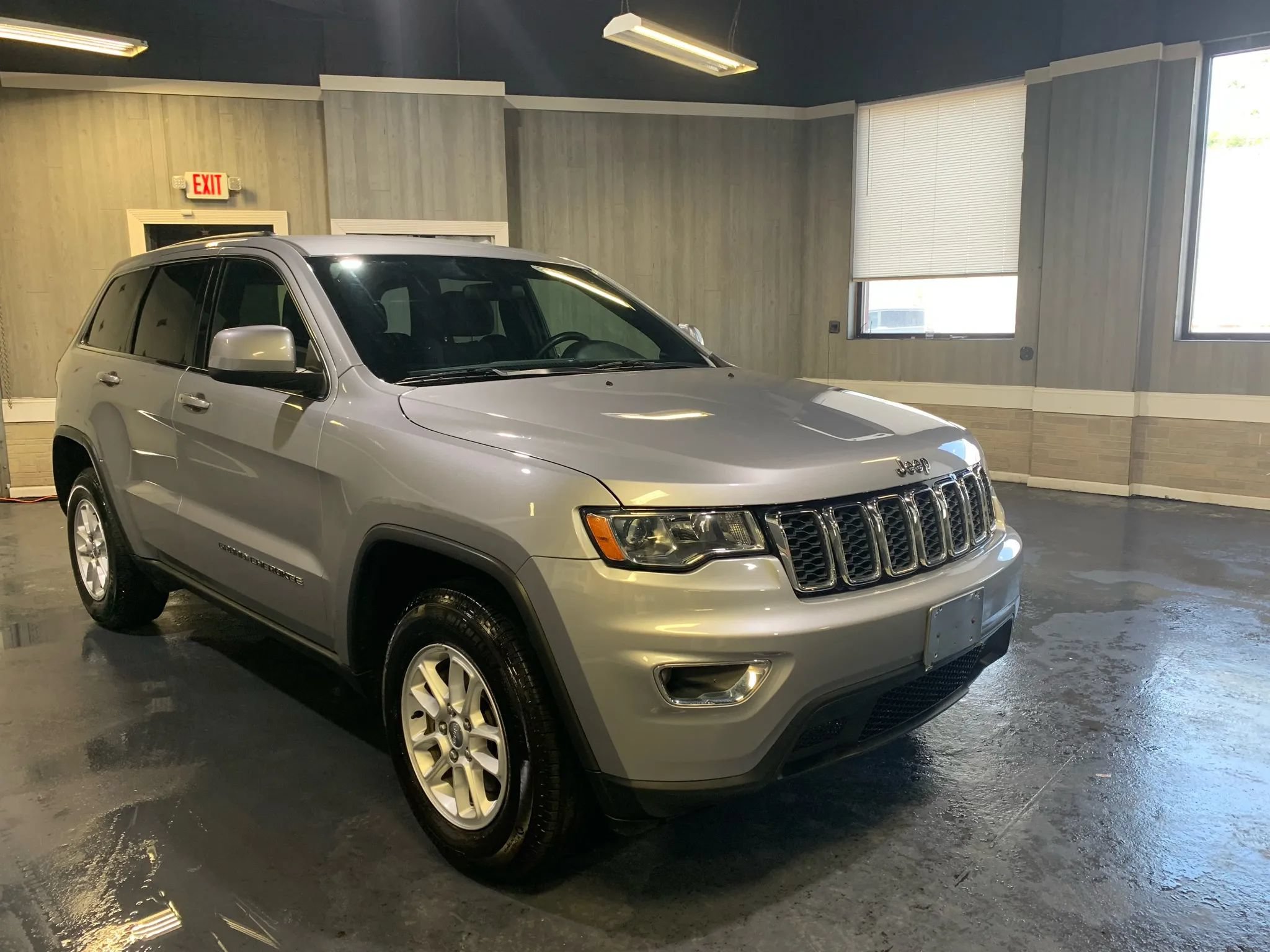Used 2018 Jeep Grand Cherokee Laredo AWD/4WD image 8