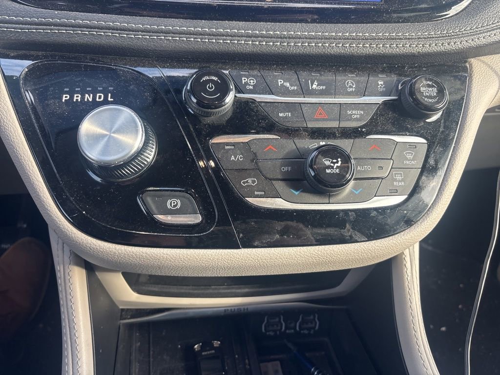 Used 2024 Chrysler Pacifica Limited image 12