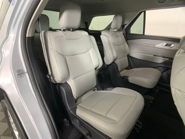Used 2025 Ford Explorer Active w/ Active Comfort Package image 32