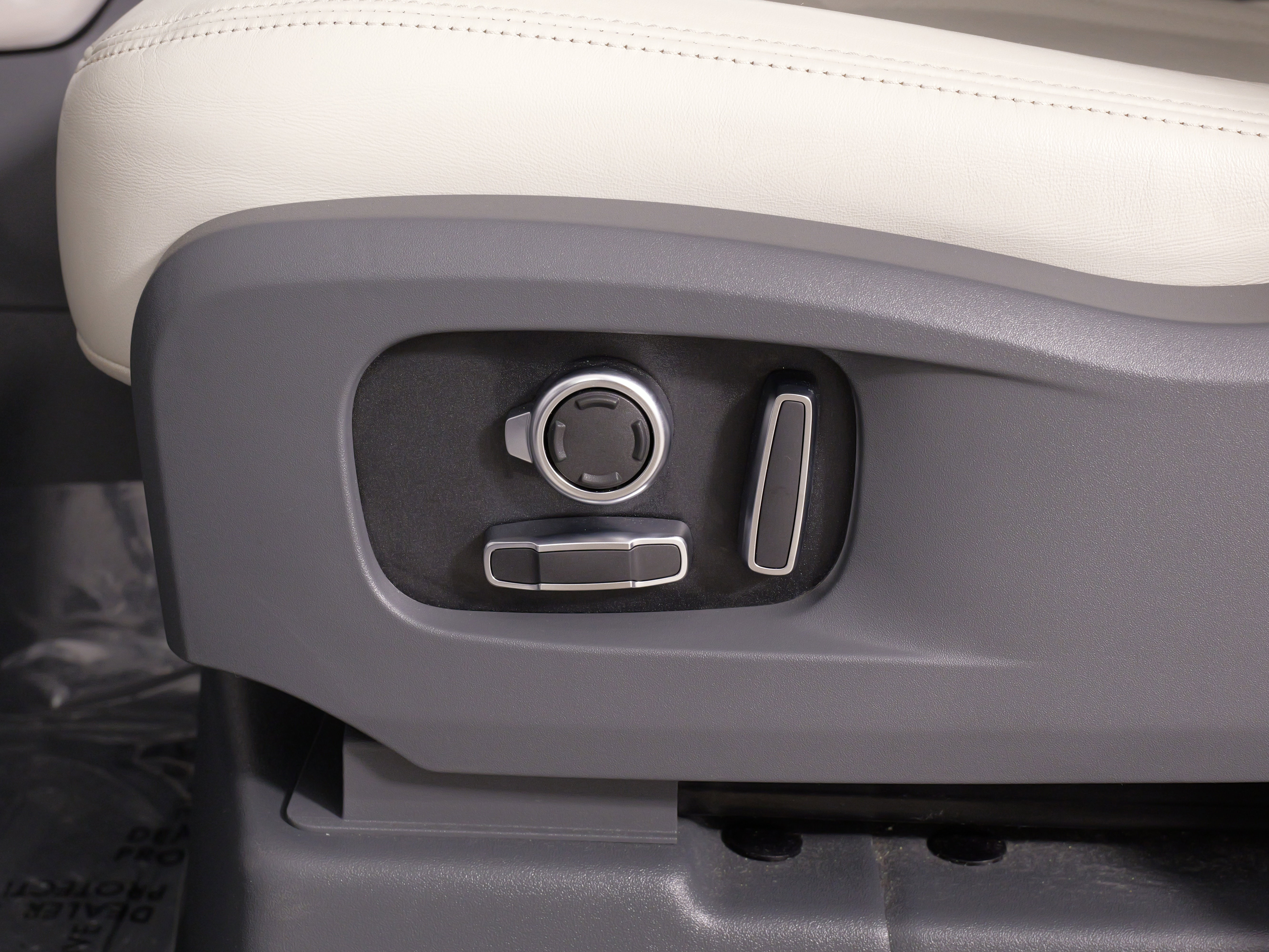 Used 2023 Land Rover Defender 130 S image 46