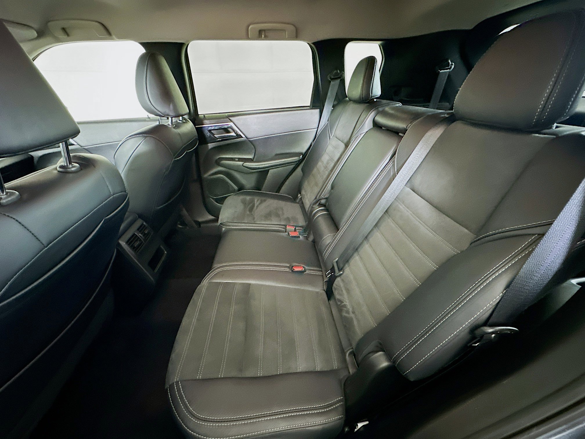 Used 2024 Mitsubishi Outlander SE image 29