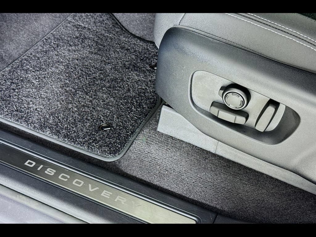 Used 2024 Land Rover Discovery S AWD/4WD image 18
