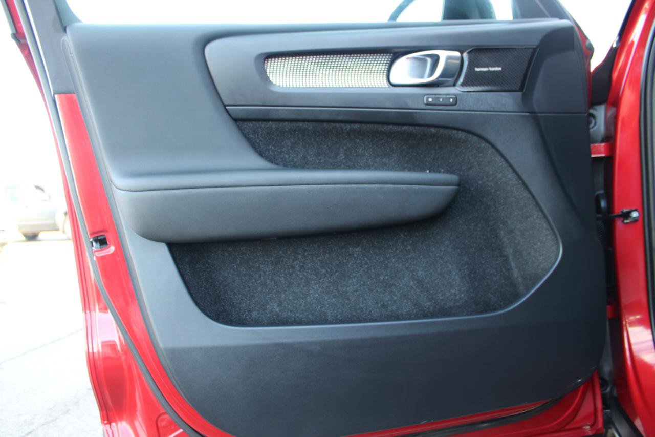 Used 2019 Volvo XC40 T5 R-Design image 15