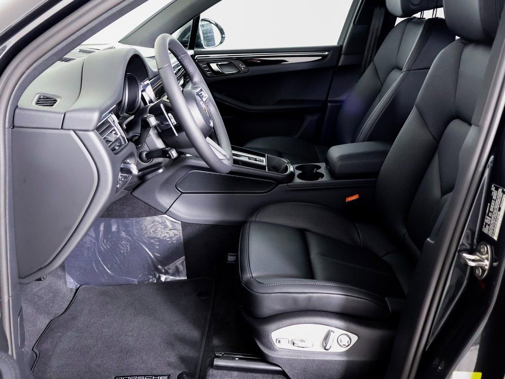 Certified 2025 Porsche Macan AWD/4WD image 5