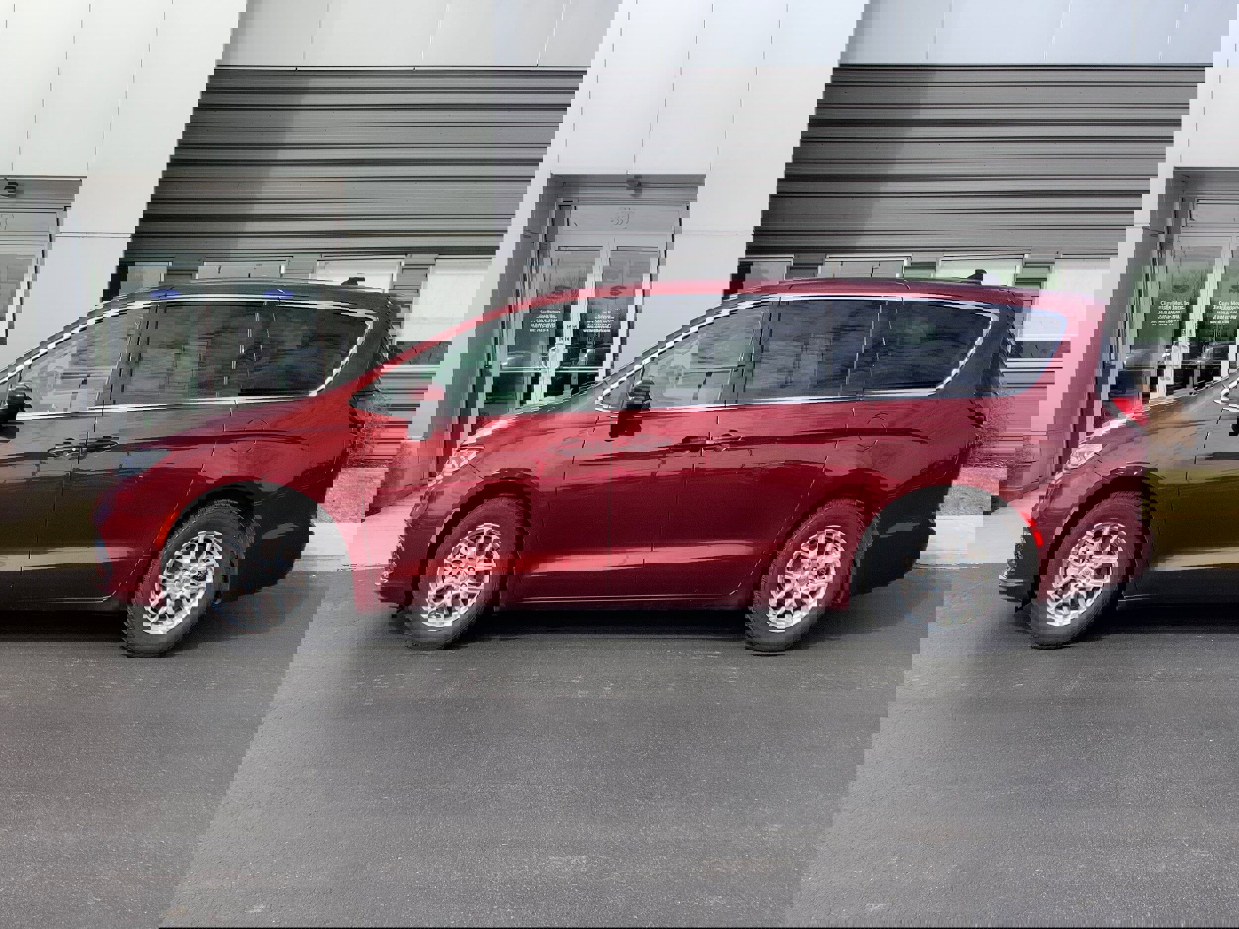 Used 2023 Chrysler Pacifica Touring-L image 2