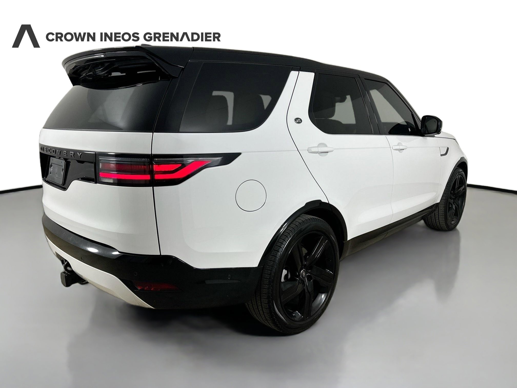 Used 2024 Land Rover Discovery Dynamic SE AWD/4WD image 5