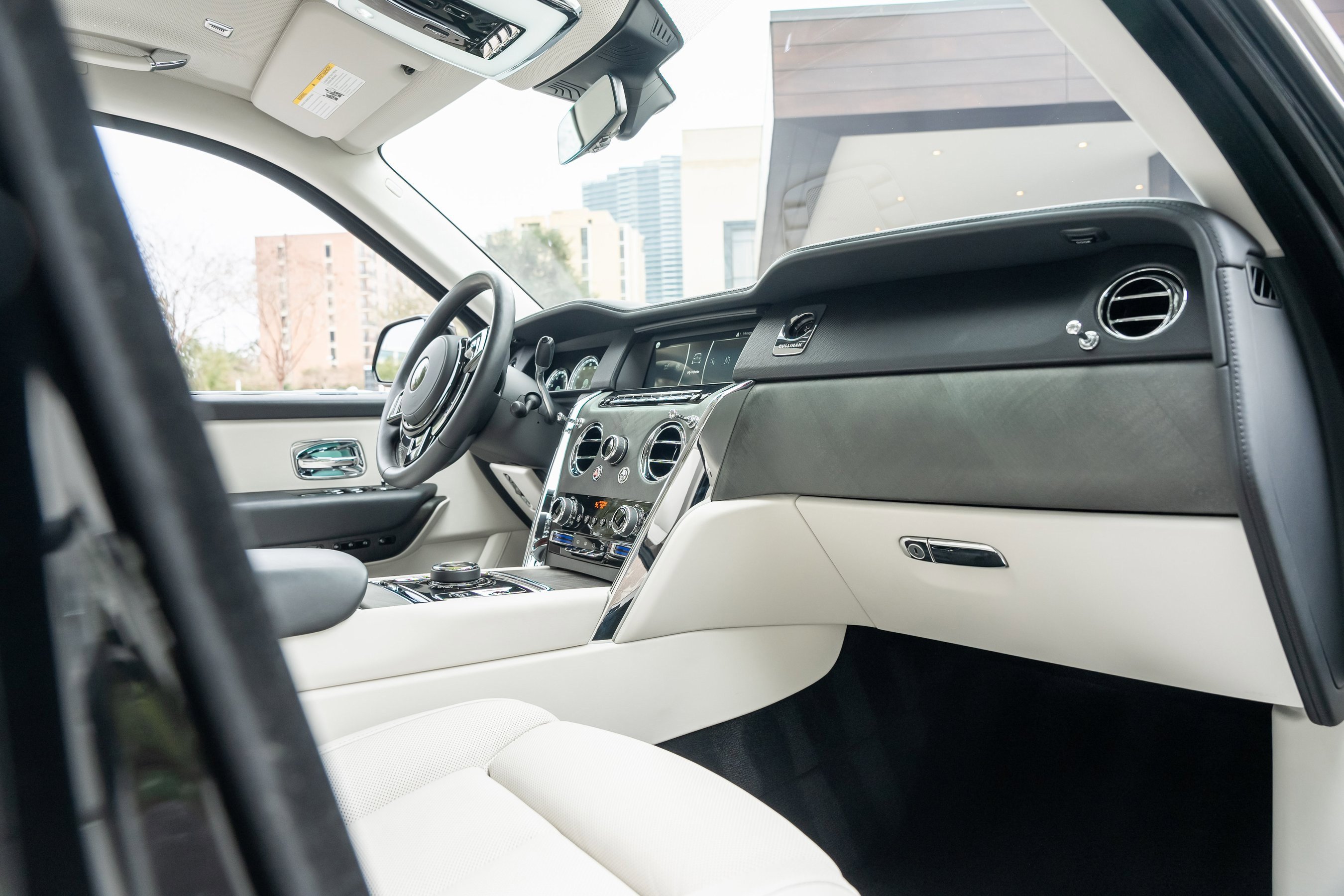 Used 2023 Rolls-Royce Cullinan w/ Cullinan Package image 2
