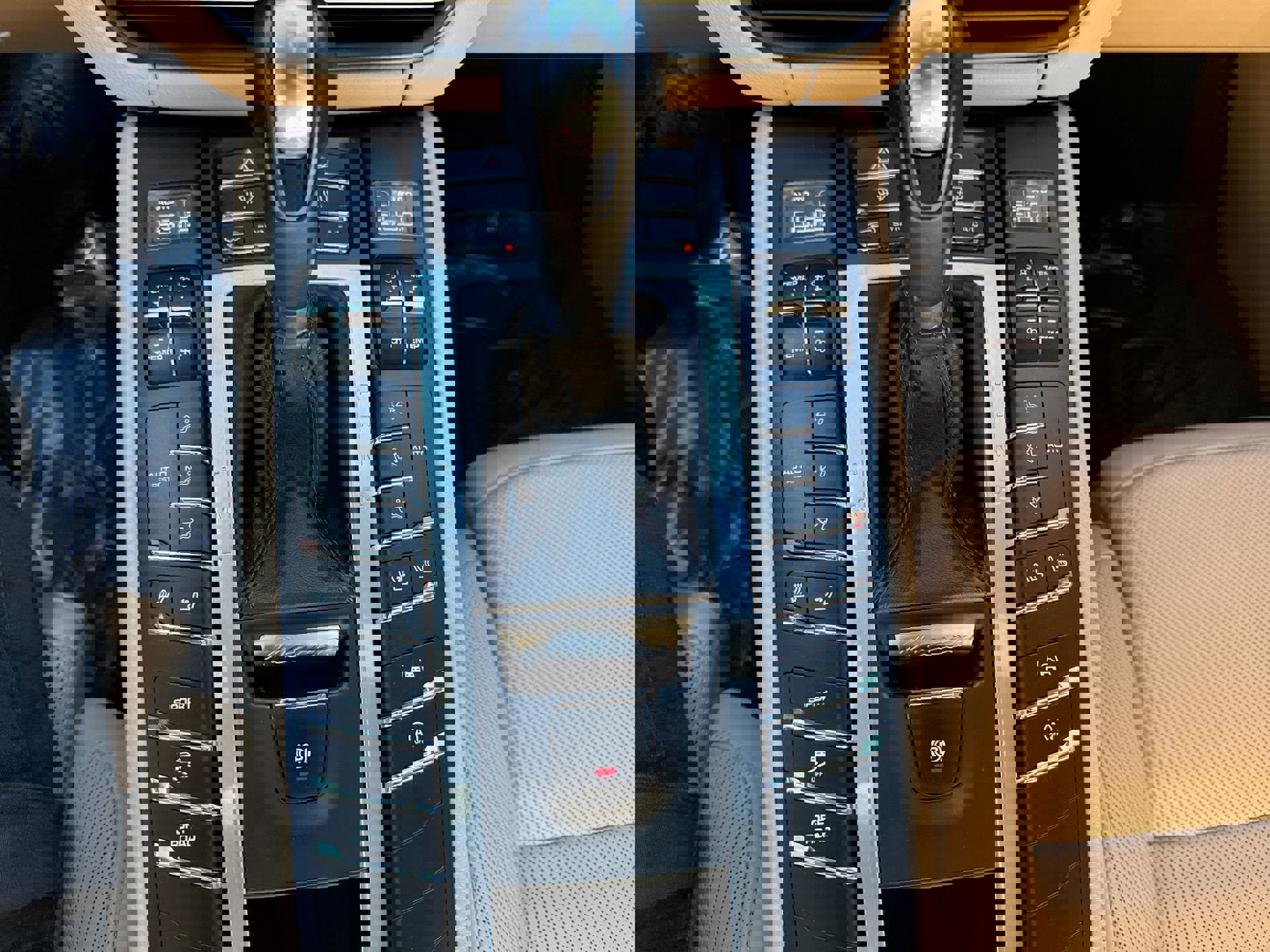 Used 2021 Porsche Macan Premium Plus image 23