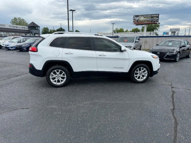 Used 2018 Jeep Cherokee Latitude Plus FWD image 4