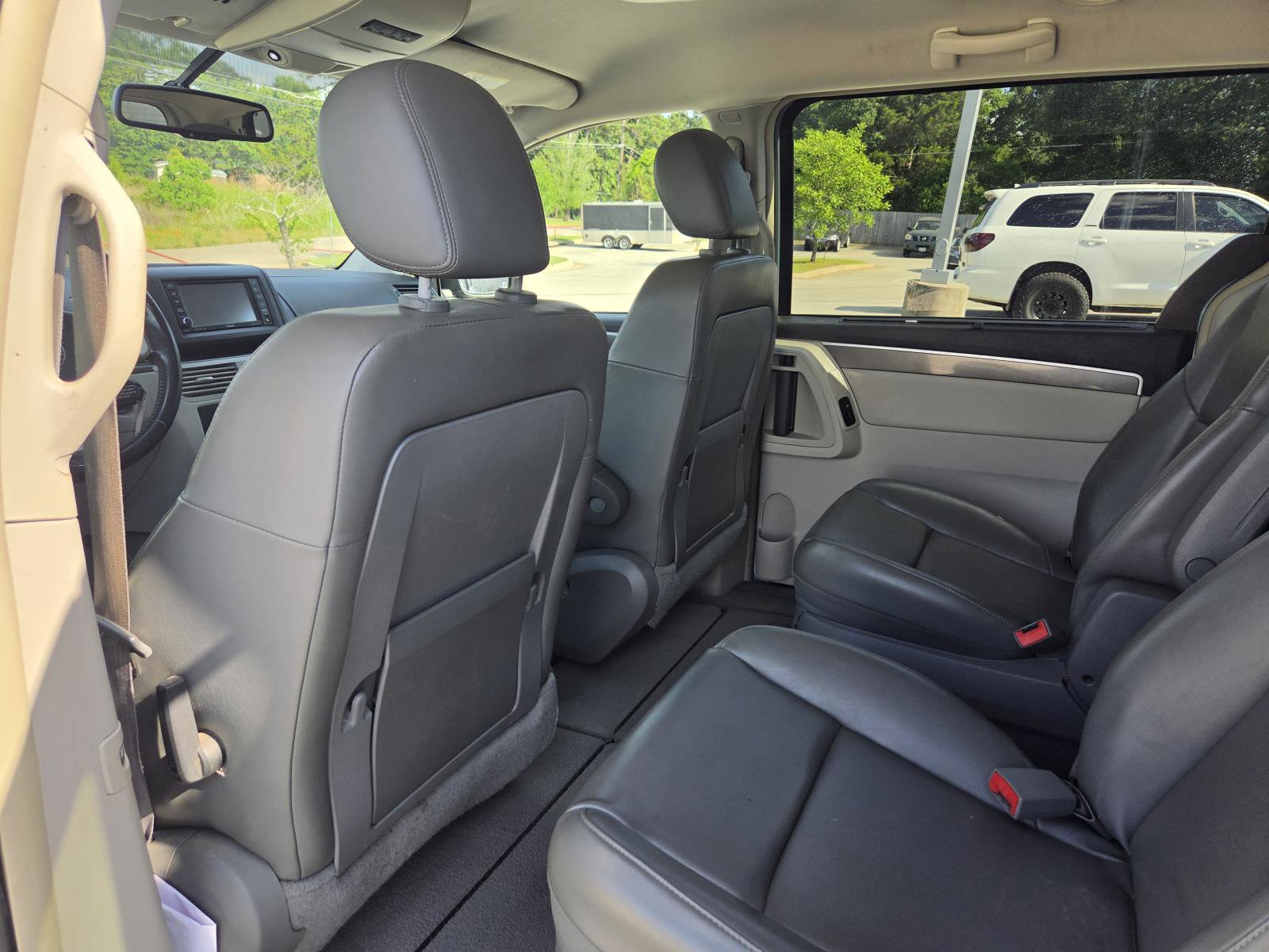 Used 2010 Volkswagen Routan SE FWD image 29