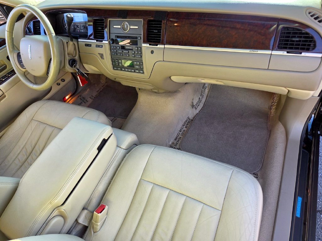 Used 2006 Lincoln Town Car Signature RWD image 19