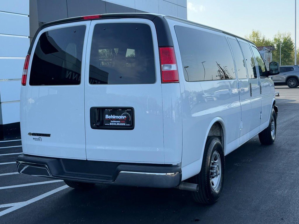 Used 2025 Chevrolet Express 3500 LT w/ LT Preferred Equipment Group RWD image 4