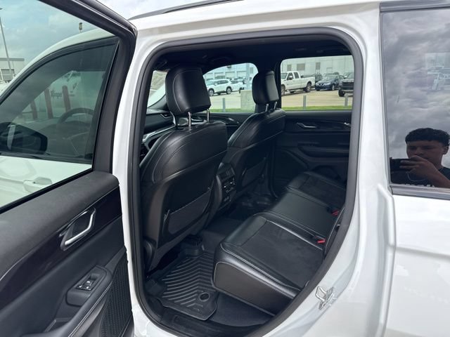 Used 2023 Jeep Grand Cherokee Altitude AWD/4WD image 23