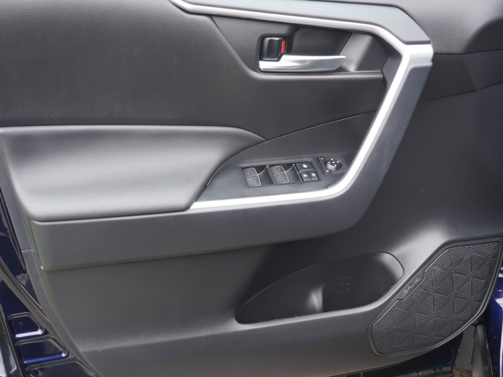 Used 2025 Toyota RAV4 XLE FWD image 19