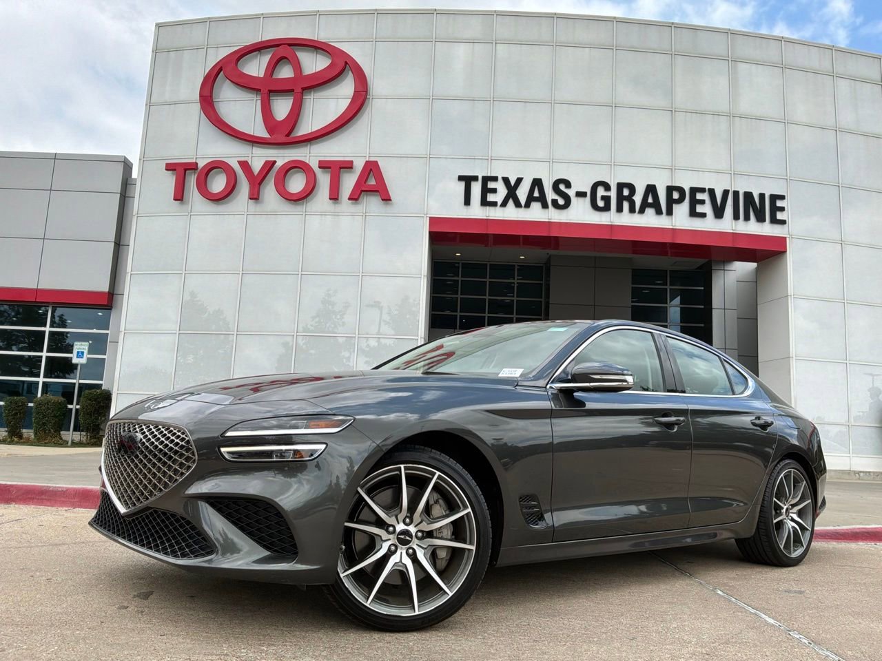 Used 2025 Genesis G70 2.5T AWD/4WD image 2