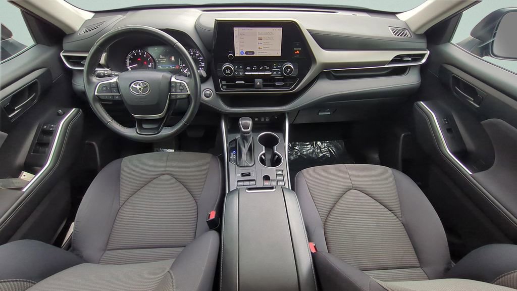 Used 2024 Toyota Highlander LE AWD/4WD image 11