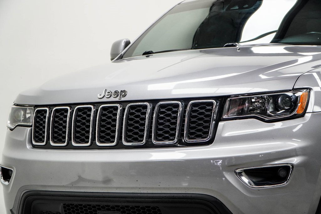 Used 2021 Jeep Grand Cherokee Laredo image 2